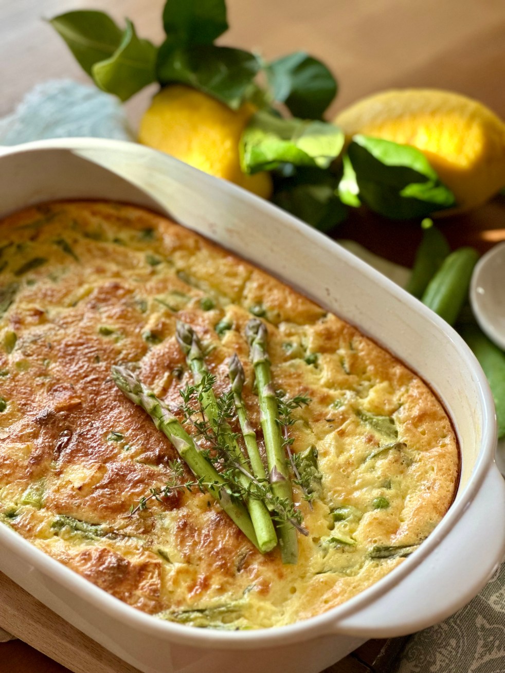 clafoutis salato con asparagi piselli e brie appena sfornato.